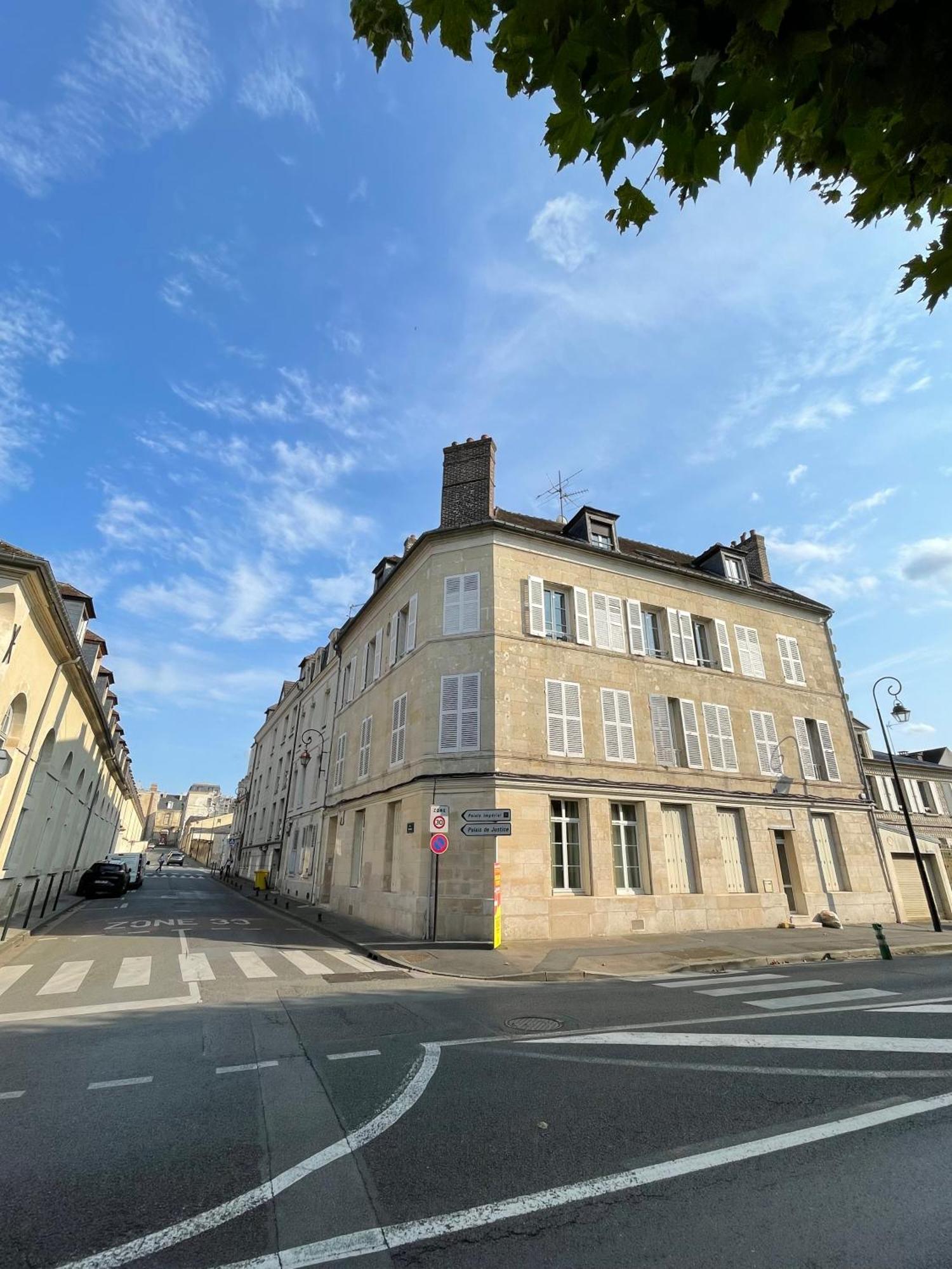 Charmant Appartement Dans Le Centre Ville, A 2 Minutes Du Palais كومبيينْيِ المظهر الخارجي الصورة